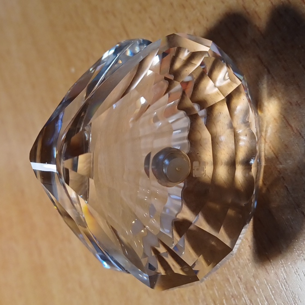 Stunning Crystal Clam Shell - Picture 2 of 4
